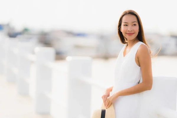 ポートレート美しい若いアジアの女性レジャー笑顔幸せなリラックス — ストック写真