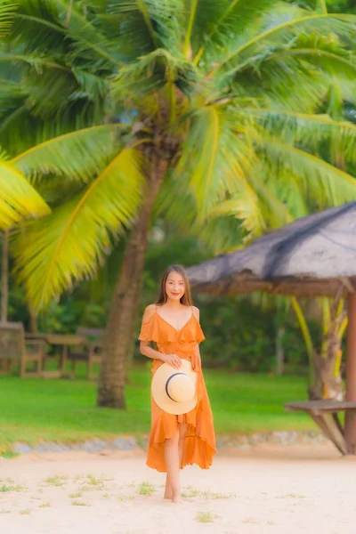 Retrato bonito jovem asiático mulher feliz sorriso relaxar no ser — Fotografia de Stock