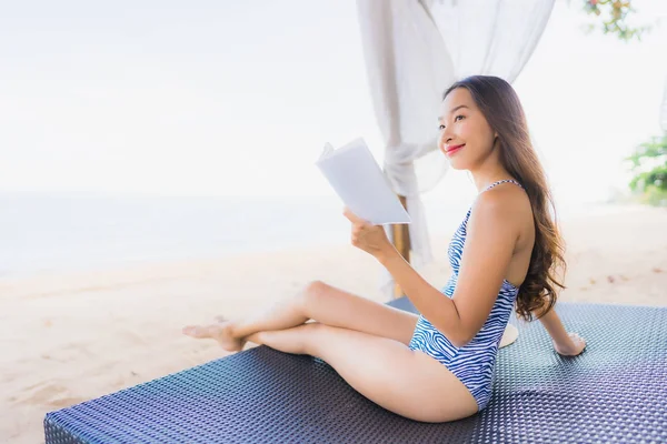 Portré szép fiatal ázsiai nő olvasatban könyvet boldog SMI — Stock Fotó