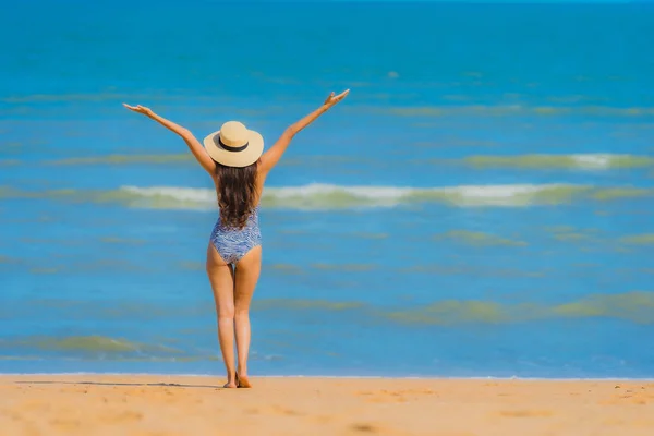 Retrato bonito jovem asiático mulher feliz sorriso relaxar no tr — Fotografia de Stock