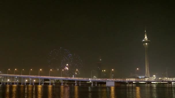 休日の夜にアジアの都市の上に爆発花火 — ストック動画