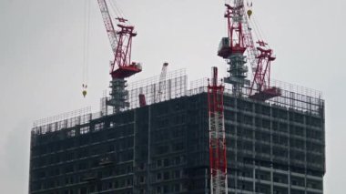 Bulutlu bir günde inşaat alanının zaman aşımına uğramış görüntüleri