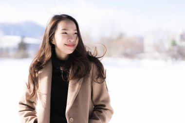 Portre genç güzel Asyalı kadın gülümseme mutlu seyahat ve enjo