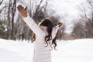 Kar kazanmak seyahat için mutlu gülümseyen güzel genç Asyalı kadın
