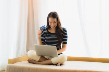 Portre güzel genç Asya kadın kullanarak bilgisayar Notebook veya 