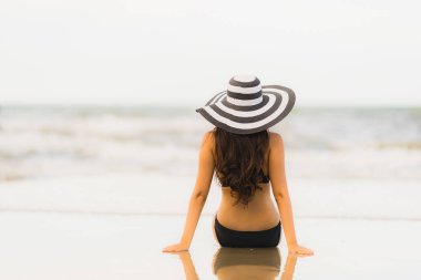 Portre güzel genç Asyalı kadın plaj se üzerinde bikini giymek