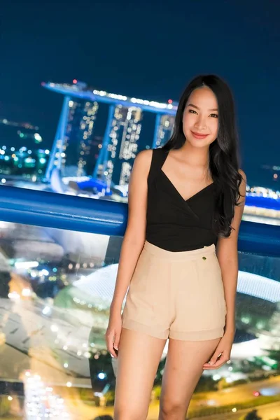 Mooie Aziatische vrouw glimlach en blij met Singapore uitzicht op de stad — Stockfoto