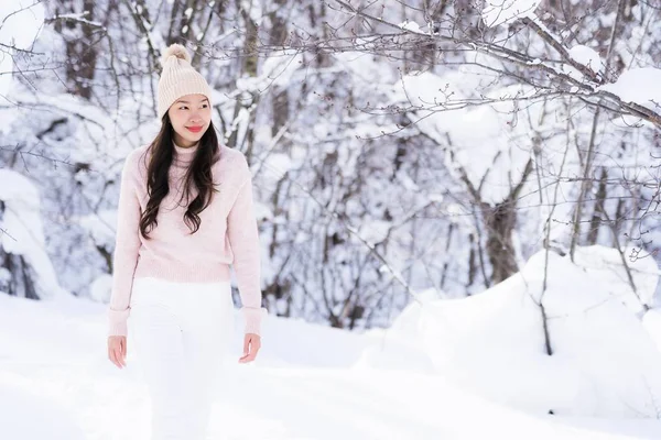 Retrato Jovem asiático bonito mulher sorriso feliz viagem e enjo — Fotografia de Stock