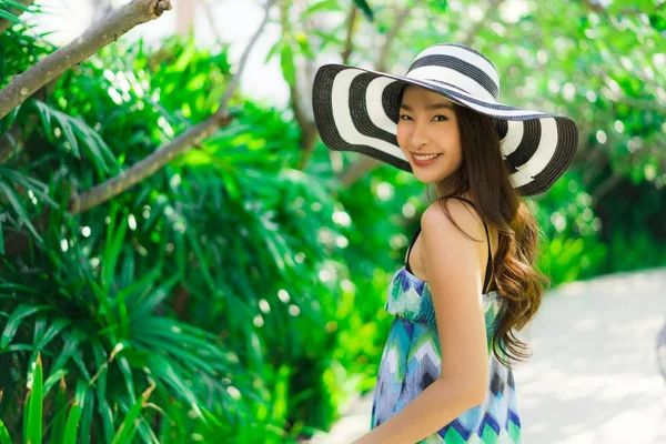 Ritratto bella giovane donna asiatica sorriso e felice in giro outd — Foto Stock