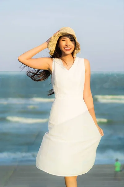 Portrét krásné mladé Asijské žena šťastný a úsměv na pláži — Stock fotografie