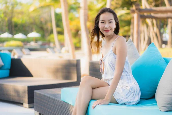 Retrato bonito jovem asiático mulher feliz sorriso relaxar ao redor ne — Fotografia de Stock