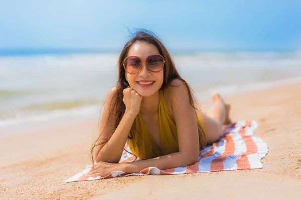 Retrato bonito jovem asiático mulher sorriso feliz na praia um — Fotografia de Stock