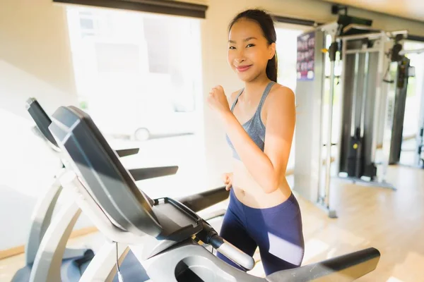 Portre asya kadın egzersiz ve spor salonunda çalıştırarak egzersiz — Stok fotoğraf
