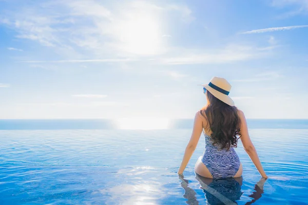 Portret frumos tineri asiatice femeie zâmbet fericit relaxa în jurul sw — Fotografie, imagine de stoc