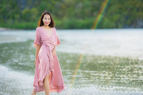 Retrato jovem bela mulher asiática andar sorriso e feliz no — Fotografia de Stock