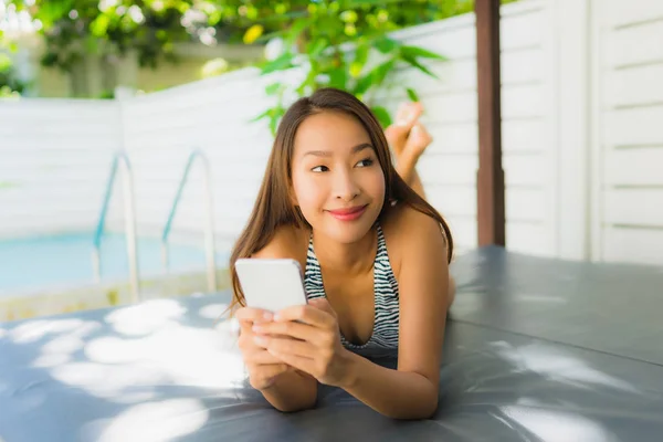 Portré szép fiatal ázsiai nő boldog mosoly beszélni mobil Pho — Stock Fotó