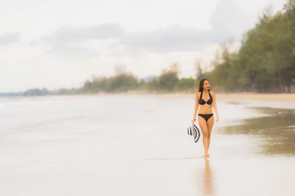 Portre güzel genç Asyalı kadın plaj se üzerinde bikini giymek — Stok fotoğraf