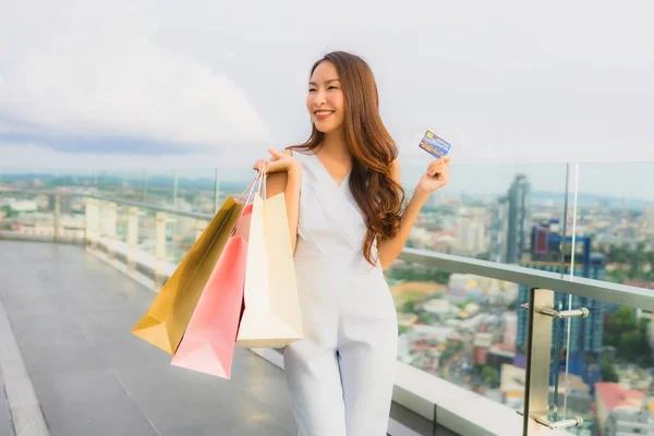 Retrato hermosa joven asiática mujer feliz y sonrisa con crédito — Foto de Stock