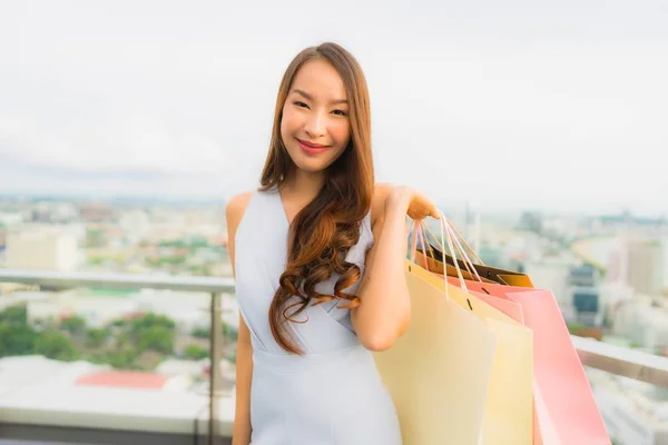 Retrato hermosa joven asiática mujer feliz y sonrisa con shoppi —  Fotos de Stock