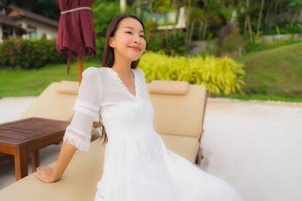 Retrato hermosa mujer asiática usar sombrero con sonrisa feliz ocio —  Fotos de Stock