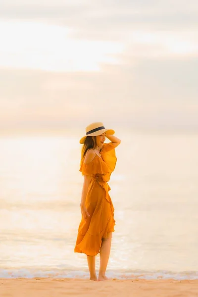 Retrato bonito jovem asiático mulher feliz sorriso relaxar no ser — Fotografia de Stock