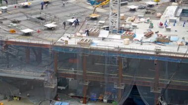 Bulutlu bir günde inşaat alanının zaman aşımına uğramış görüntüleri