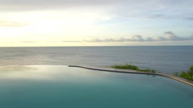 Güzel dalgalı denizin sakin görüntüleri.