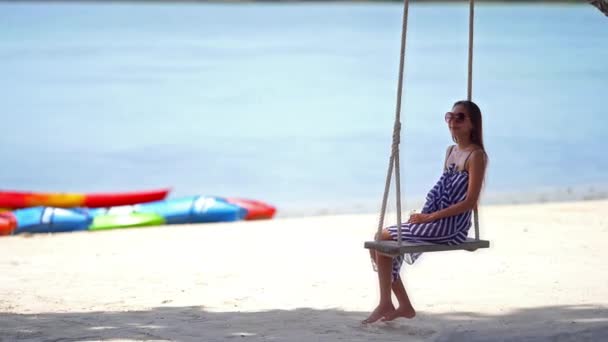 夏休みの海岸でのアジア人女性の映像 — ストック動画