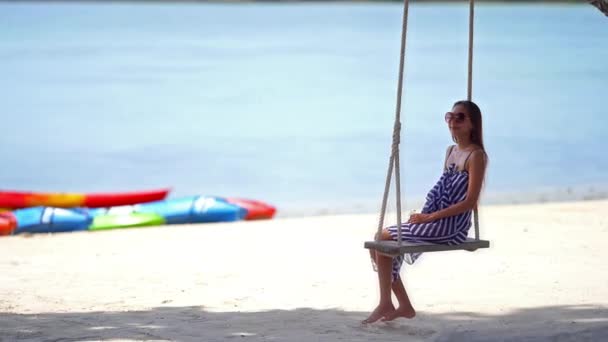 Imagens Mulher Asiática Praia Durante Férias Verão — Vídeo de Stock