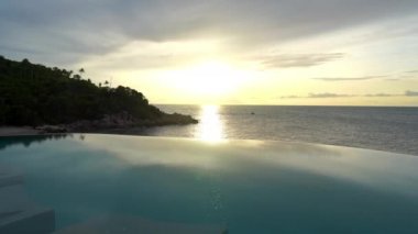 Güzel dalgalı denizin sakin görüntüleri.