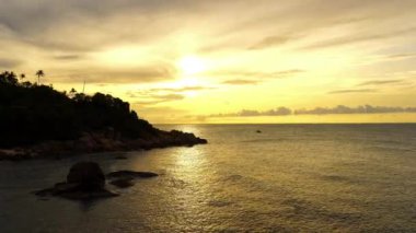 Güzel dalgalı denizin sakin görüntüleri.