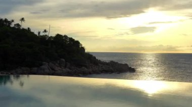 Güzel dalgalı denizin sakin görüntüleri.