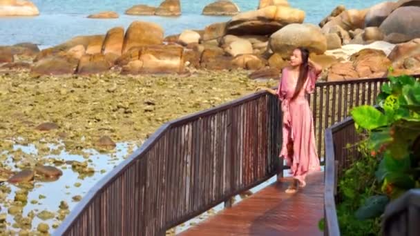 Filmaufnahmen Von Schönen Asiatischen Frauen Die Sich Sommerurlaub Meer Entspannen — Stockvideo