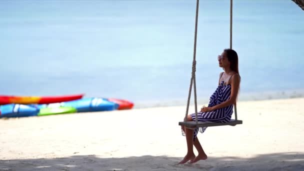 暑假期间在海滨的亚洲女人的镜头 — 图库视频影像