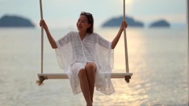 Yaz tatilinde deniz kıyısındaki Asyalı kadının görüntüleri.