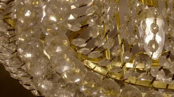 Filmaufnahmen Von Schönen Luxus Kristall Kronleuchter Dekoration Innenraum Des Zimmers — Stockvideo
