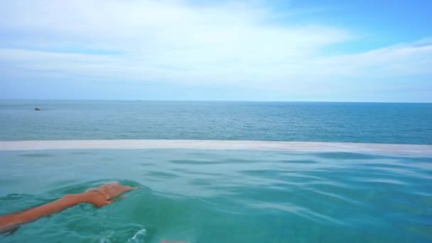 Imagens Bela Mulher Asiática Relaxante Piscina Hotel — Vídeo de Stock