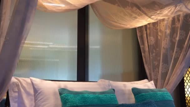 Záběry Luxusně Zařízené Ložnice Hotelu — Stock video