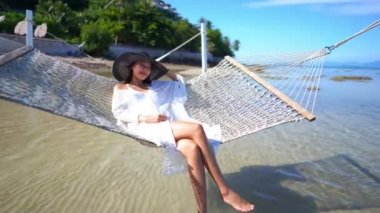 Yaz tatilinde deniz kıyısındaki Asyalı kadının görüntüleri.