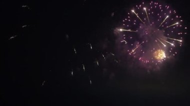 Gece gökyüzünde patlayan havai fişeklerin yakın çekim görüntüleri.