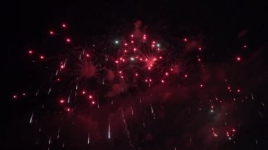 Gece gökyüzünde patlayan havai fişeklerin yakın çekim görüntüleri.
