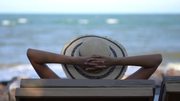 Πλάνα Ασιάτισσας Γυναίκας Στην Παραλία Κατά Διάρκεια Των Καλοκαιρινών Διακοπών — Αρχείο Βίντεο