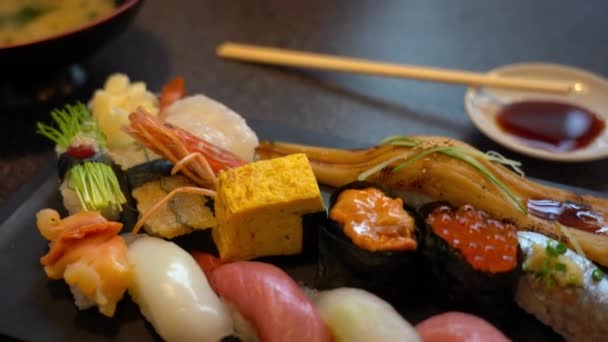 Närbilder Utsökt Japansk Sushikomposition — Stockvideo