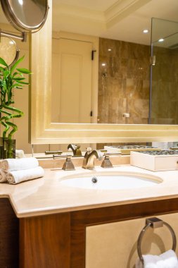 güzel lüks banyo musluk ve lavabo dekorasyonda
