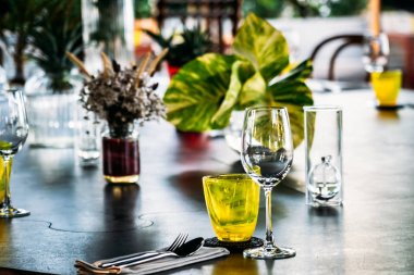 Yemek set ile Şarap kadehi kahvaltı öğle veya akşam yemeği hazırlamak