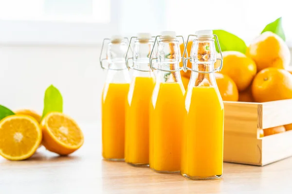 Zumo de naranja fresco para beber en vaso de botella — Foto de Stock