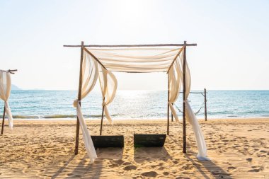 Sandalye şemsiye ve sk güzel plajı deniz okyanusta lounge