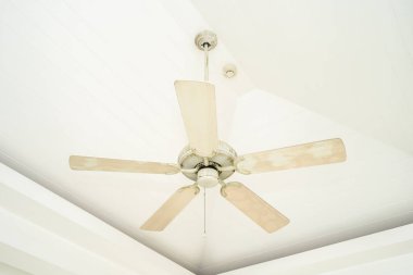Beyaz tavan fan dekorasyon iç