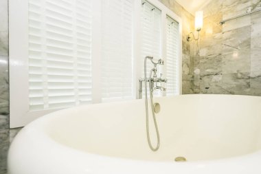 Güzel lüks zerafet beyaz küvet ve su musluk süslemek