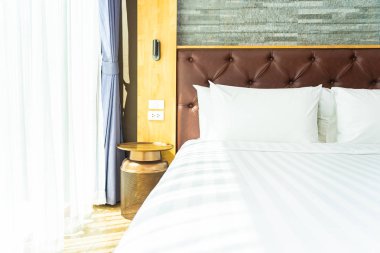 Yatak odasının iç dekorasyonunda yastık.